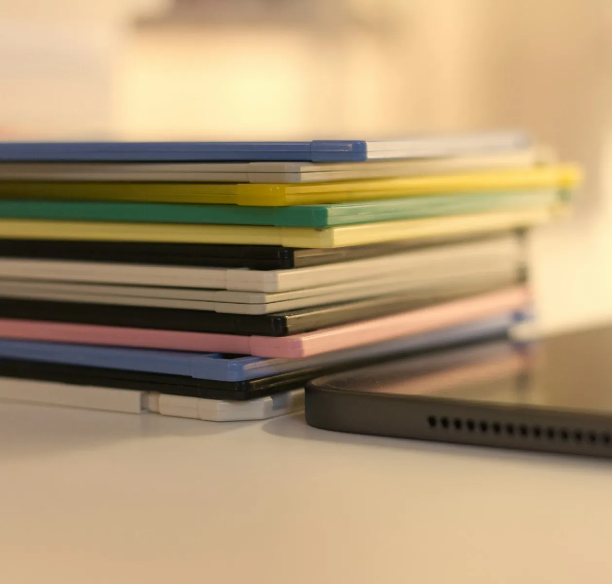 Carnets de notes empilés et une tablette posés sur un bureau