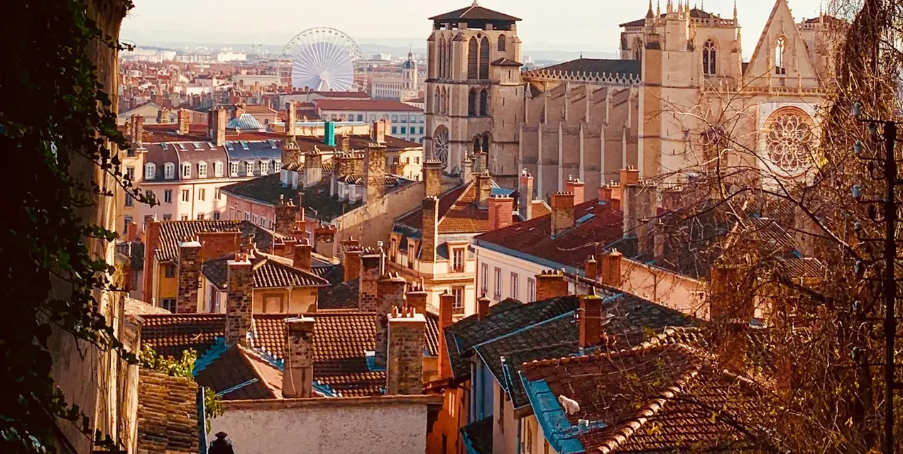Toits du Vieux Lyon, avec la cathédrale Saint-Jean et la grande roue
